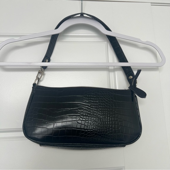 Sleek Black Crocodile Pattern Shoulder Bag - Picture 3 of 5